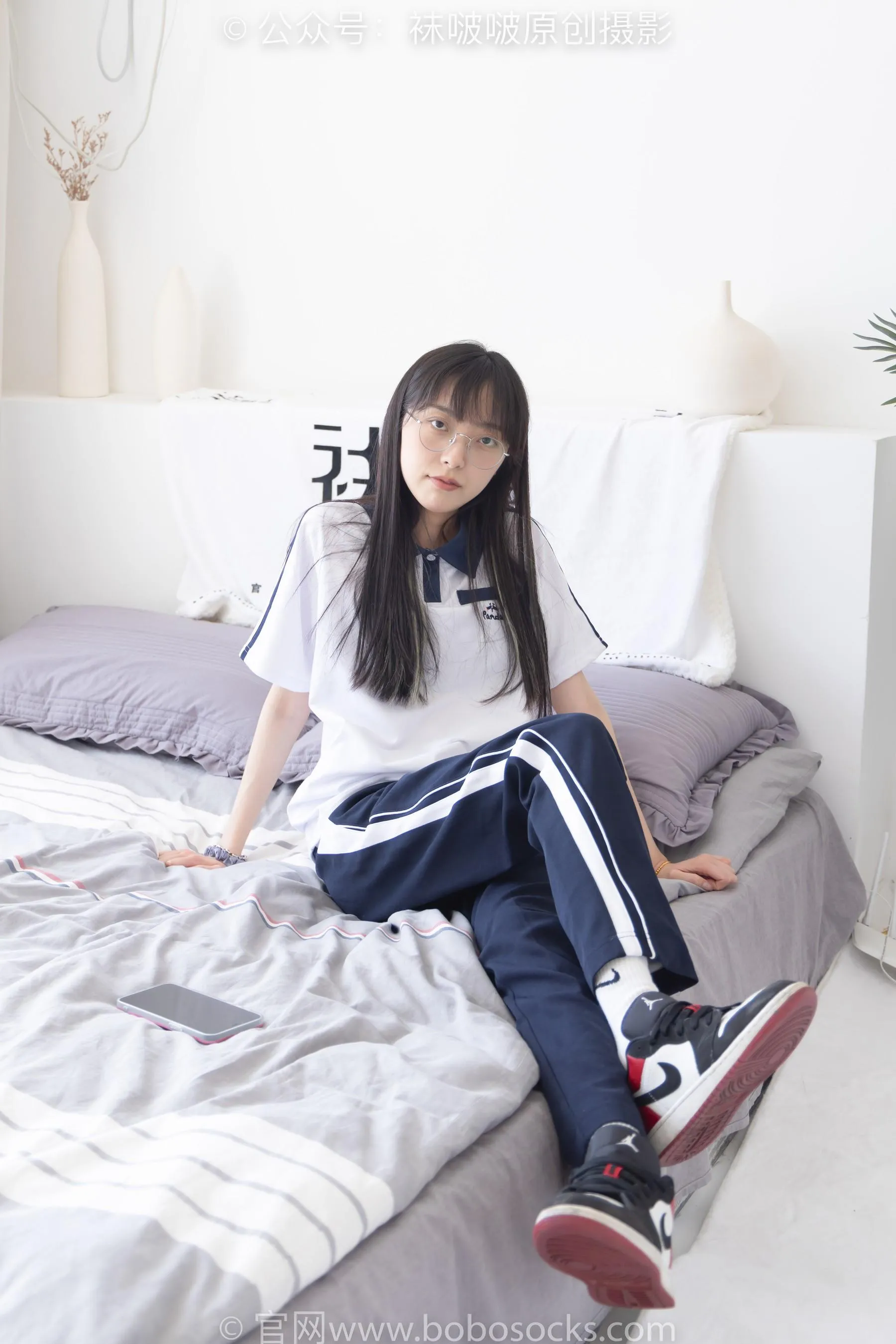 [BoBoSocks袜啵啵]NO.207 稚予-aj板鞋、白棉袜、油亮白丝、校服裤里丝 [87P]插图4